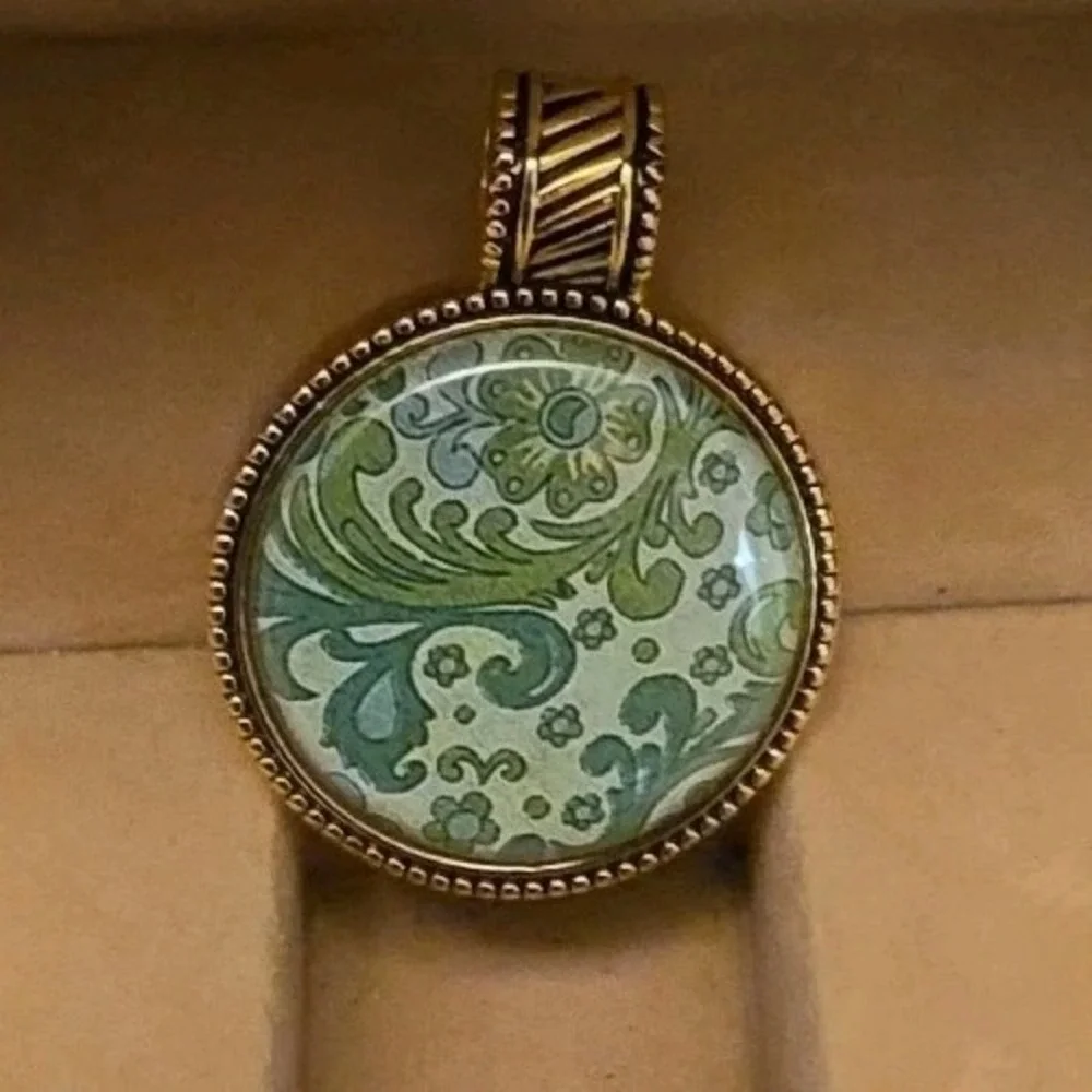 Magnabilities Interchangeable Pendant 1.25 In Round Gold Tone W/6 Inserts